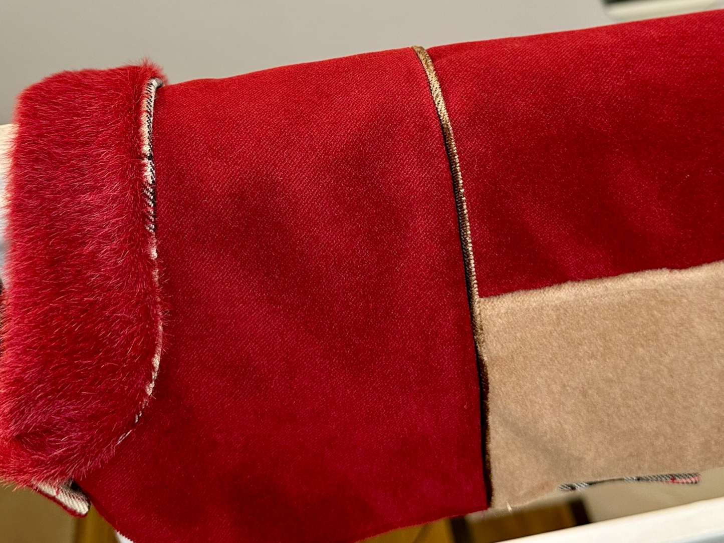 Manteau Haute Couture pour Chien en Laine & Cachemire Bordeaux et Camel – Pièce Unique d’Exception | Taille XXL