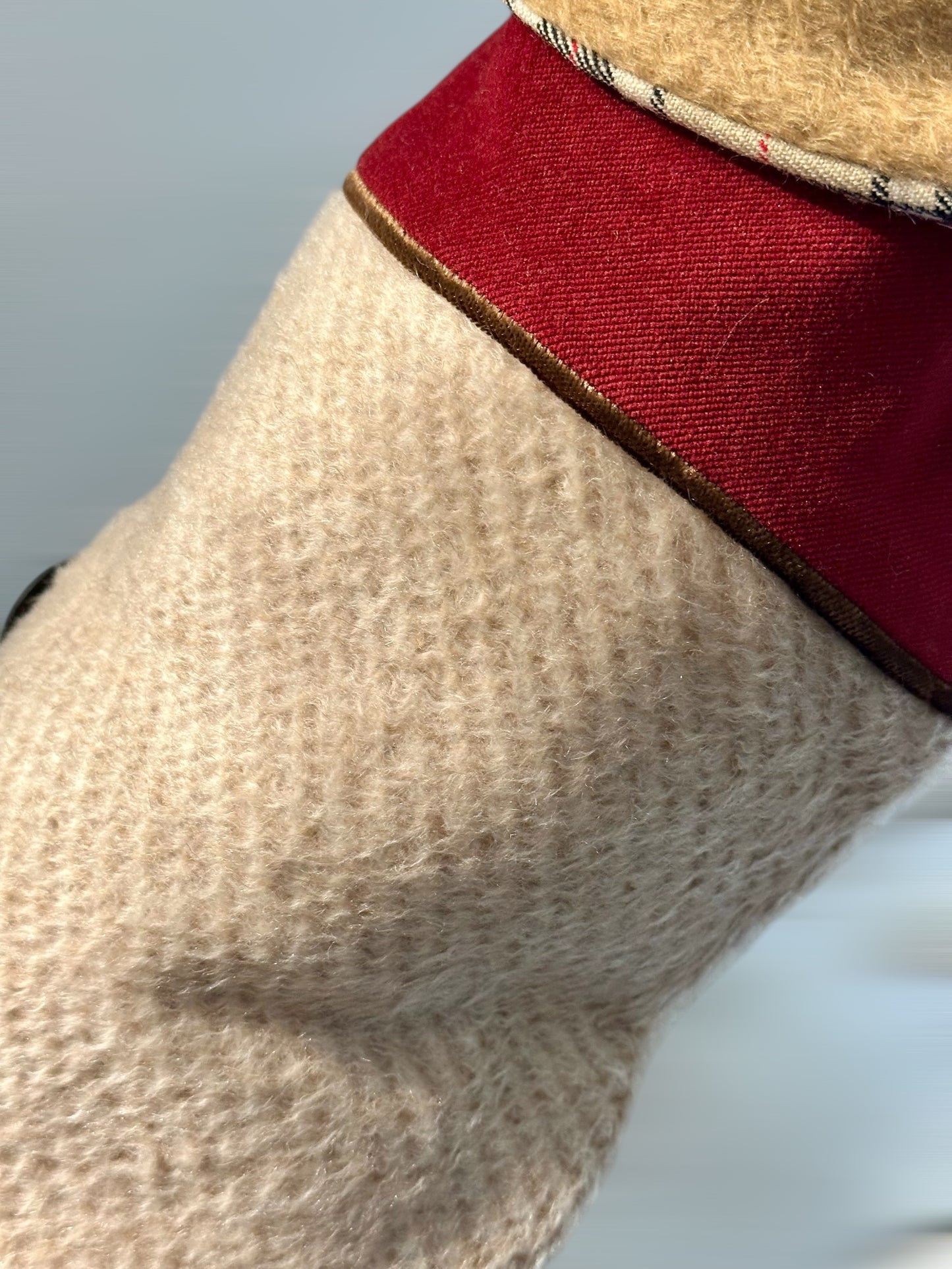 Manteau Chien Luxe – Col Camel en Cachemire Façon Zibeline, Dos Bicolore Bordeaux & Rayures Beige-Camel – Pièce Unique, Taille M